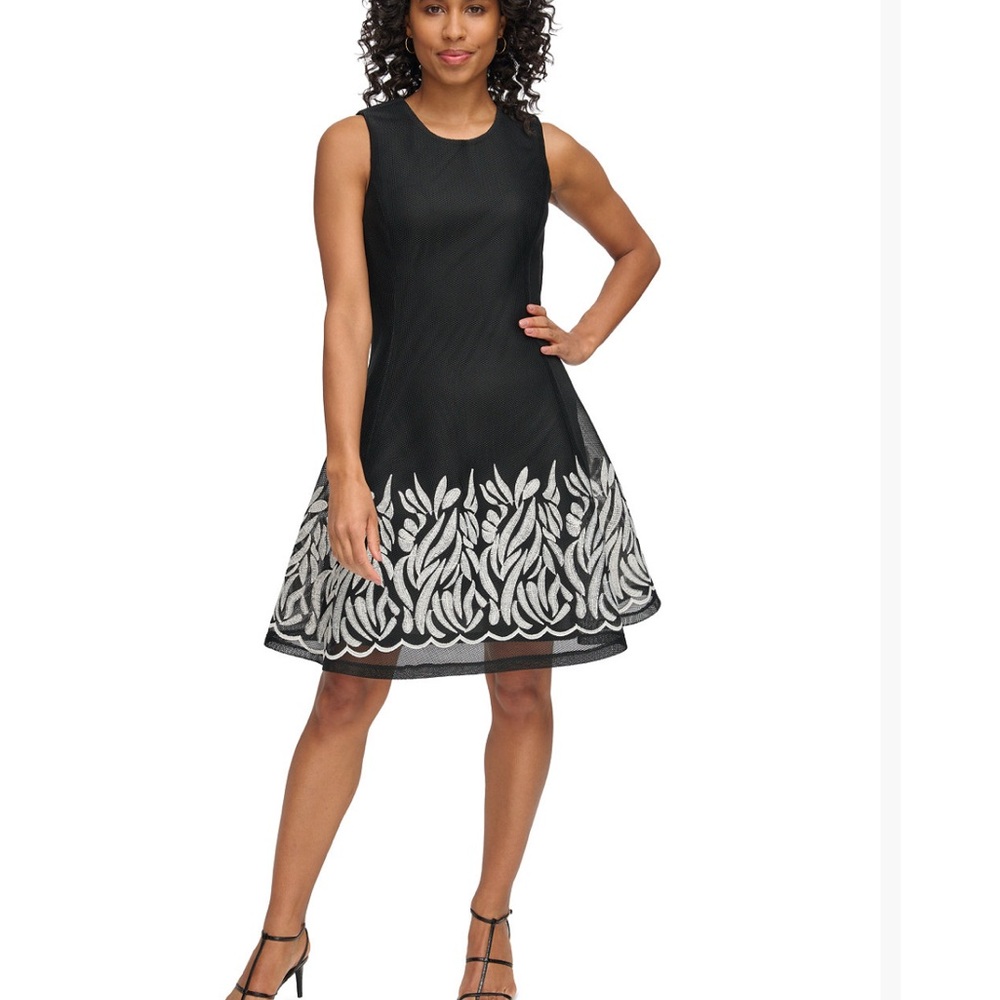 Elegant Black and White Sleeveless Dress